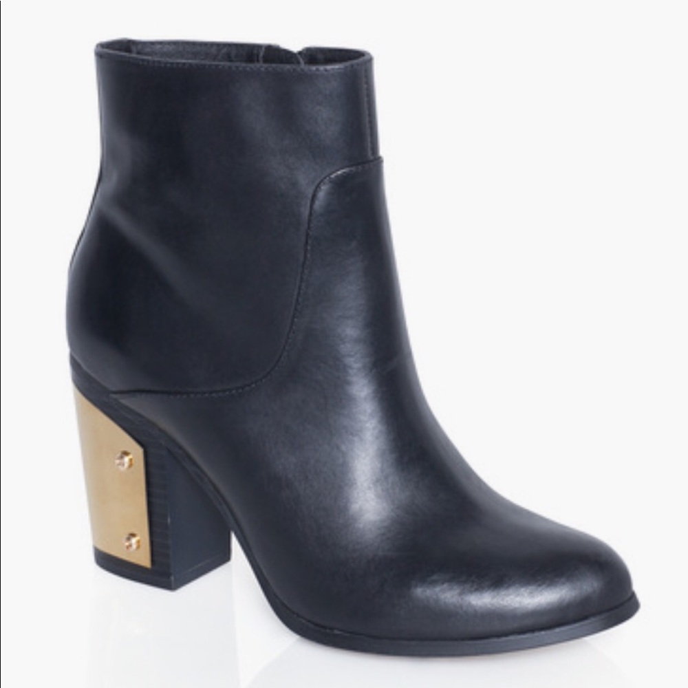 Heeled black bootie